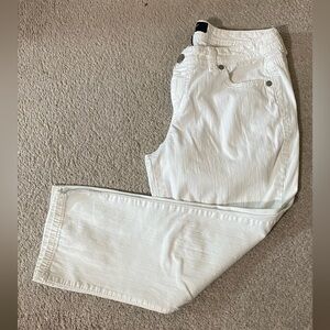 Nine West White Jeans women’s size 8. See pictures for measurements.